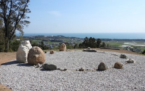 首飾り – 石を持って山に登る / 島袋道浩