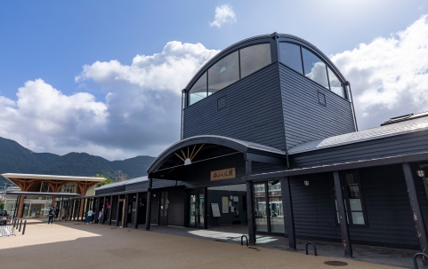 由布院駅・由布院駅アートホール