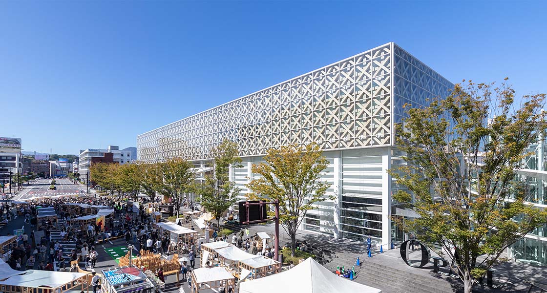 The impressive exterior of OPAM uses Oita lumber suitable to be the face of the city.