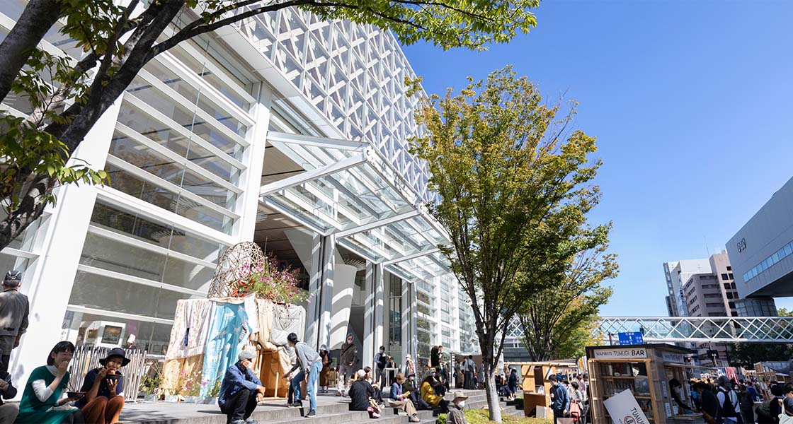 When the operable horizontal bi-folding glass door on the first floor is open, OPAM becomes a semi-outdoor public space.