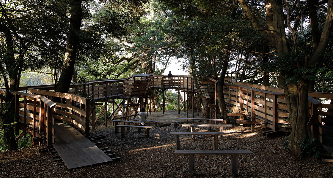 The artwork entitled “La Chaire (church pulpit),” using a forest to resemble a holy church, created by Tadashi Kawamata (Artwork of the Kunisaki Art Festival)