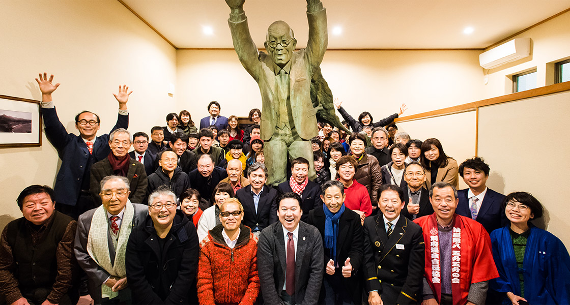 The art project “in BEPPU” began in 2016 as a continuation of the project for the Beppu Contemporary Art Festival “Mixed Bathing World.” The photograph was taken at the “Tatzu Nishi in BEPPU” held during the “Beppu Art Month 2017.”