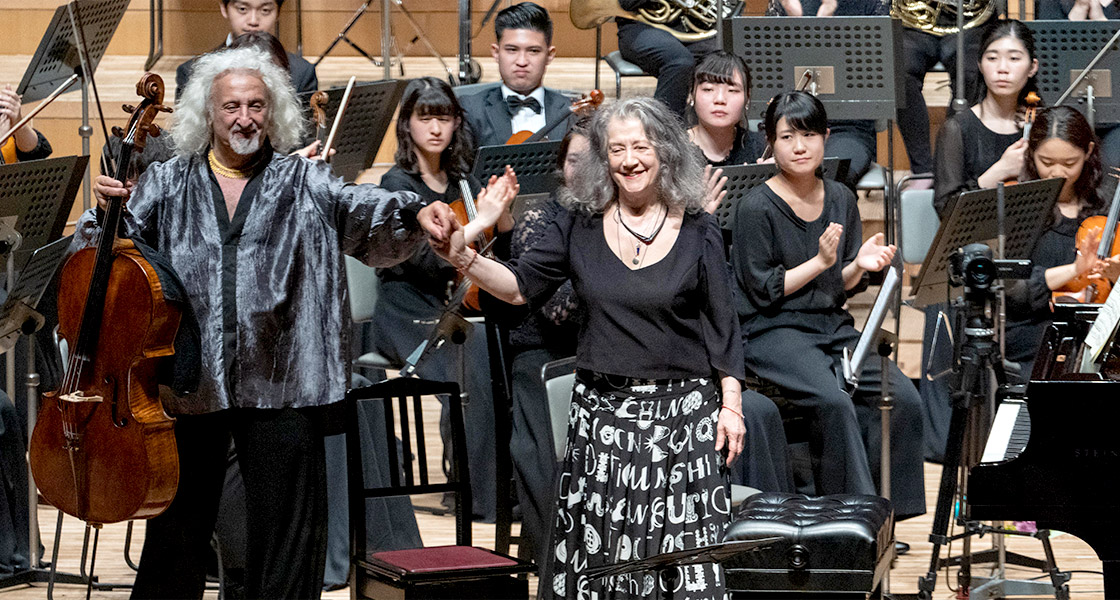A scene from the main stage “Best of Best Series Vol.7 Orchestra Concert” in the 21st MUSIC FESTIVAL Argerich’s Meeting Point in Beppu (May 18th, 2019, Iichiko Culture Center / Iichiko Grand Theater). Gathering of incredible musicians, Martha Argerich (piano, photo right), master Mischa Maisky (cello, photo left), and world-famous conductor Charles Dutoit.