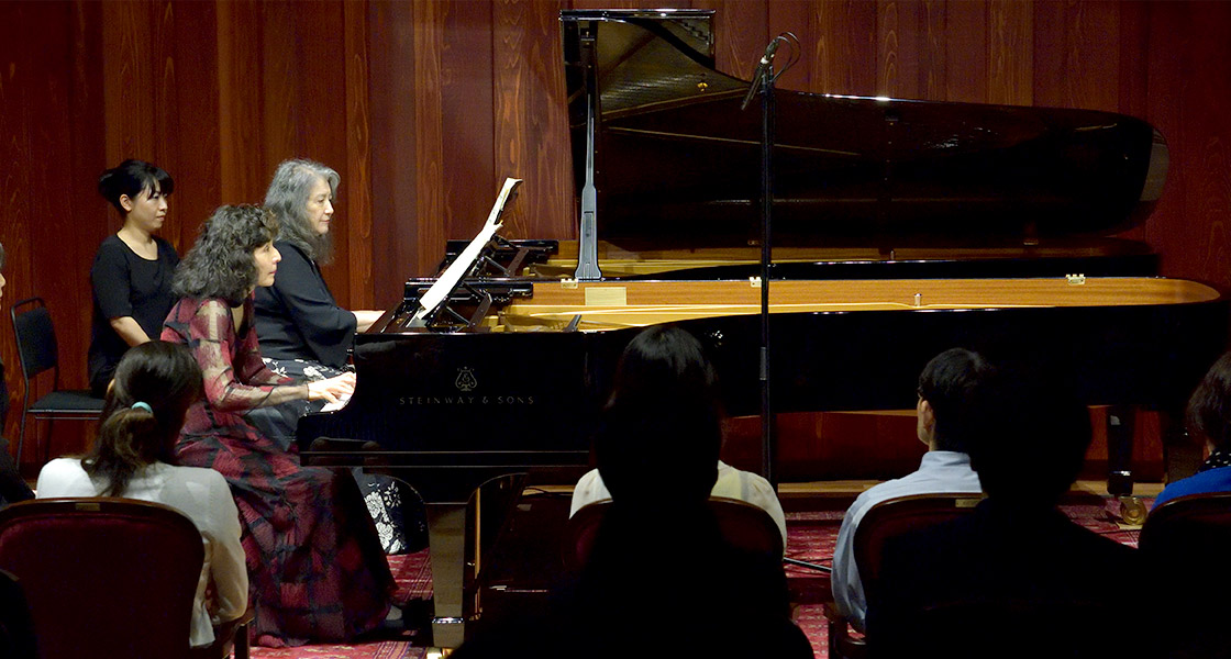 Ms. Argerich and Ms. Ito performing at the 18th MUSIC FESTIVAL Argerich’s Meeting Point in Beppu, held in 2016.